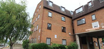 Flat to rent in Ethel Maud Court, Richmond Road, Gillingham ME7