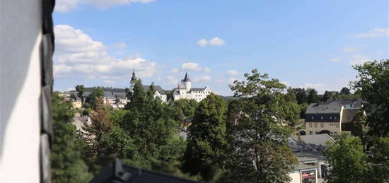 moderne, sanierte Dachgeschosswohnung mit Blick auf Schloß und Kirche