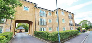 Flat to rent in White Lodge Close, Isleworth TW7