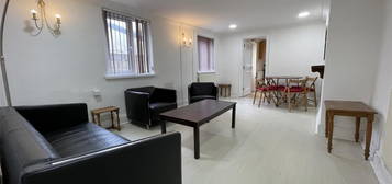 3 bed flat to rent