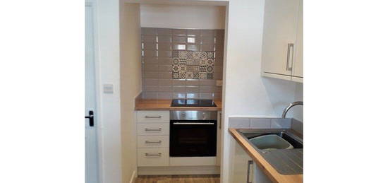 Flat to rent in High Street, Crediton EX17