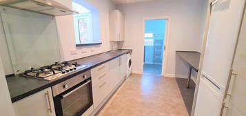 Flat to rent in Castle Road, Isleworth TW7