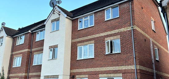 Flat to rent in Fenman Gardens, Ilford IG3