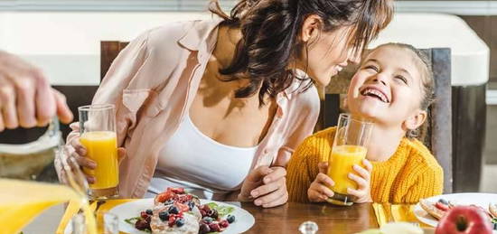 Frühstück mit der Familie im EIGENEM Haus