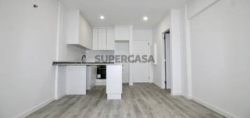 Apartamento T1+1 em Santa Cruz