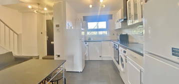 Flat to rent in Horton House, Field Road, Hammersmith W6