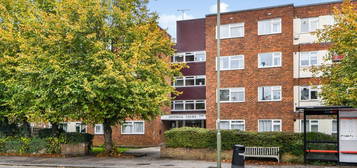 Flat to rent in High Road, Whetstone N20