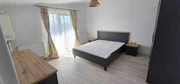 Apartament mobilat cu 2 dormitoare, living + bucatarie, dresig si Parcare