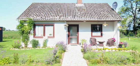 Schönes und frei stehendes Einfamilienhaus mit Garten und unverbautem Blick in die Natur