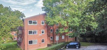 Flat to rent in Bridle Path, Woodford Green IG8