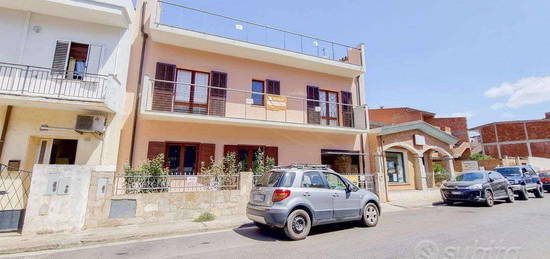 Palazzina di tre unità abitative con cortile