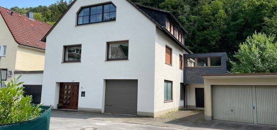 Zweifamilienhaus mit Werkstatt und Garage