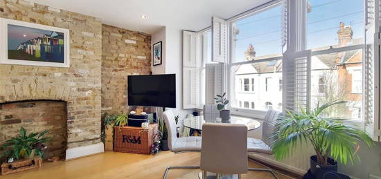 Flat to rent in Norfolk House Road, London SW16