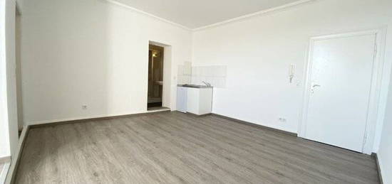 Altbau Single-Appartement sucht *FH-Studenten*