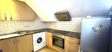 Flat to rent in High Road, Ilford IG1