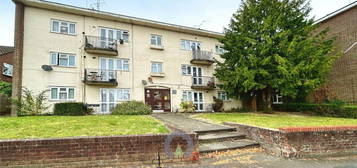 Flat to rent in Long Chaulden, Hemel Hempstead, Hertfordshire HP1