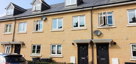 4 bedroom semi-detached house to rent