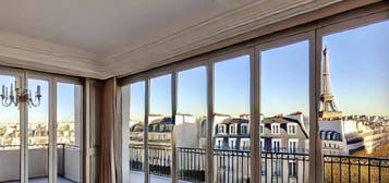 **Appartement d'Exception idéalement situé au Dernier Étage avec grands extérieurs et Vue Imprenable sur la Tour Eiffel**