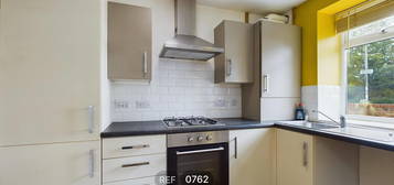 Flat to rent in Reindeer Court, Southcoates Lane HU9