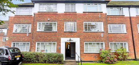 Flat to rent in Lyttelton Road, London N2