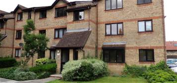 Studio to rent in Isabella Close, London N14
