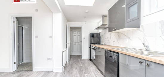 Flat to rent in Marsh Hill, Homerton E9