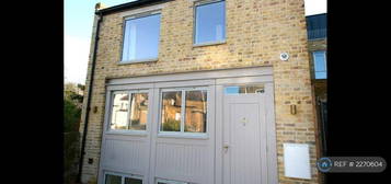 2 bedroom detached house