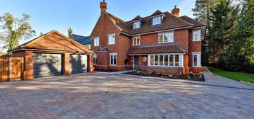 5 bed detached house to rent