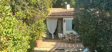 Rare, magnifique mazet avec jardin, au calme, rés. Sécurisée, piscine et tennis