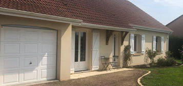 Jolie maison de plain-pied dans le Berry, 3 chambres 1 bureau sur 1300 m2 dans le Cher