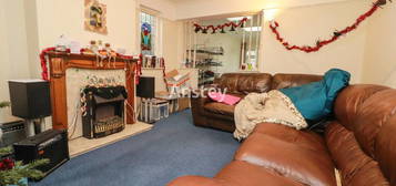 5 bedroom detached house