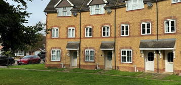 Town house to rent in John Dutton Way, Kennington, Ashford TN24