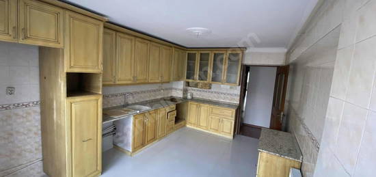 BORNOVA MERKEZ CİVARI 185m2 3+1 KİRALIK DAİRE