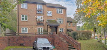 Flat to rent in Woking, Surrey GU22