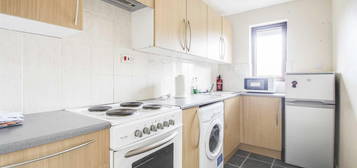 Flat to rent in Troutbeck, Peartree Bridge, Milton Keynes MK6