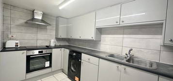 6 bed flat to rent