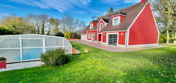 Grande maison individuelle avec piscine et terrain de plus d