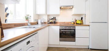 Flat to rent in Bennett Court, London N7