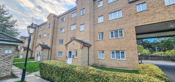 Flat for sale in Wellington House, Gidea Park RM2