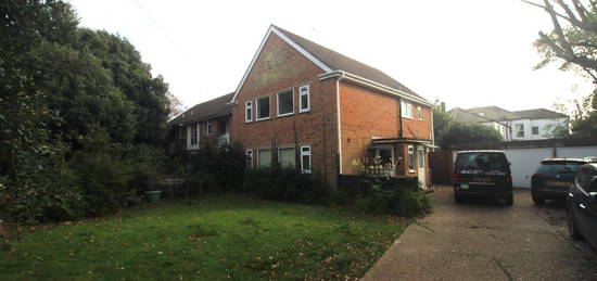 Flat to rent in Richmond Court, Wykeham Road, Worthing BN11