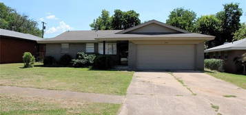 504 NE 18th St, Moore, OK 73160