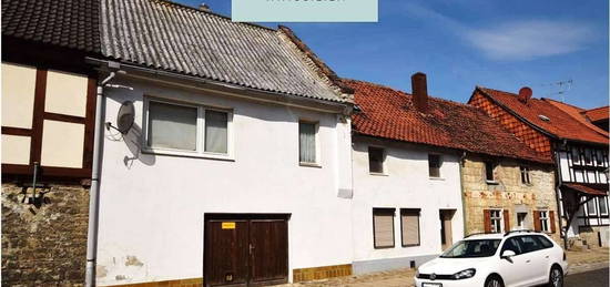 Haus zum kleinen Preis! Sanierungsbedürftiges Stadthaus mit Garage + kleinem Innenhof.