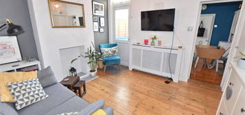 Flat to rent in Laburnum Road, London SW19