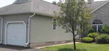 28 Castle Hill Rd Unit B, Agawam, MA 01001