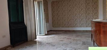 Ampio Appartamento + Terrazzo Pressi Pzza De Nava