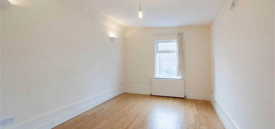 Flat to rent in Sipson Road, West Drayton UB7