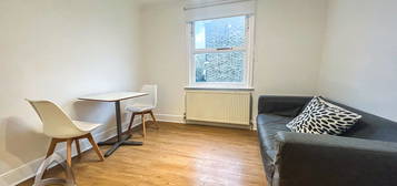 Flat to rent in Sutherland Avenue, Maida Vale W9