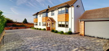 5 bed detached house for sale