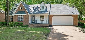 1227 S Carriage Dr, Southaven, MS 38671