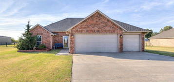 205 Alvie Dr, Tuttle, OK 73089